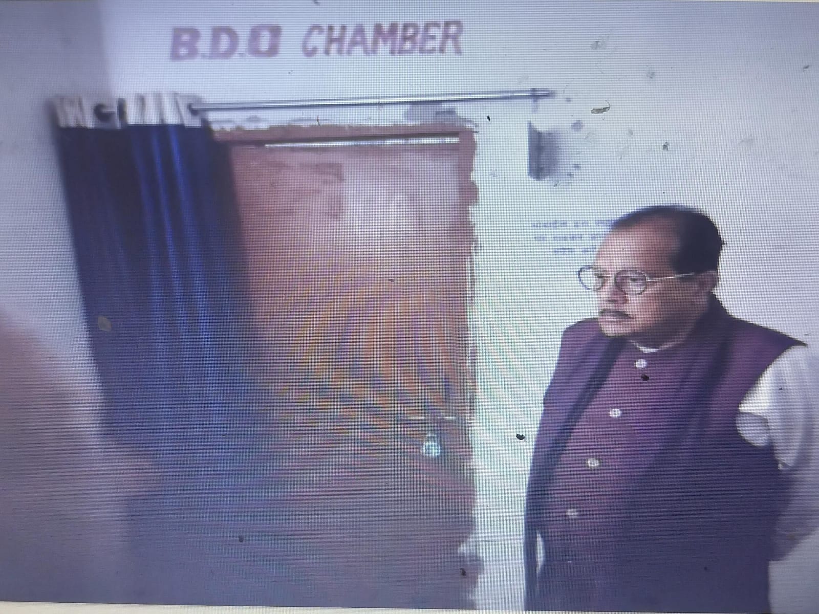 वित्त मंत्री पहुंचे सरकारी दफ्तर, गेट पर लटका मिला ताला, अधिकारी-कर्मचारी गायब, मचा हड़कंप