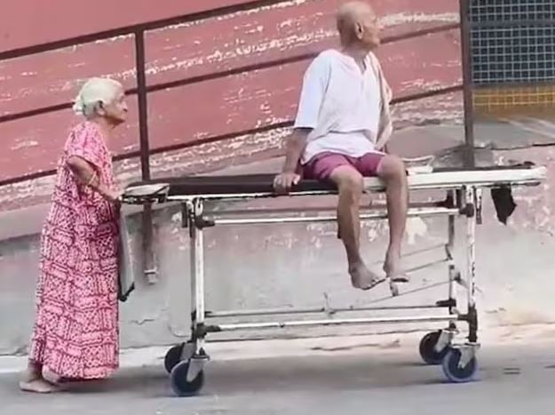राजकोट के सरकारी अस्पताल में स्ट्रेचर खींचने को मजबूर हुई 70 वर्षीय बुजुर्ग महिला