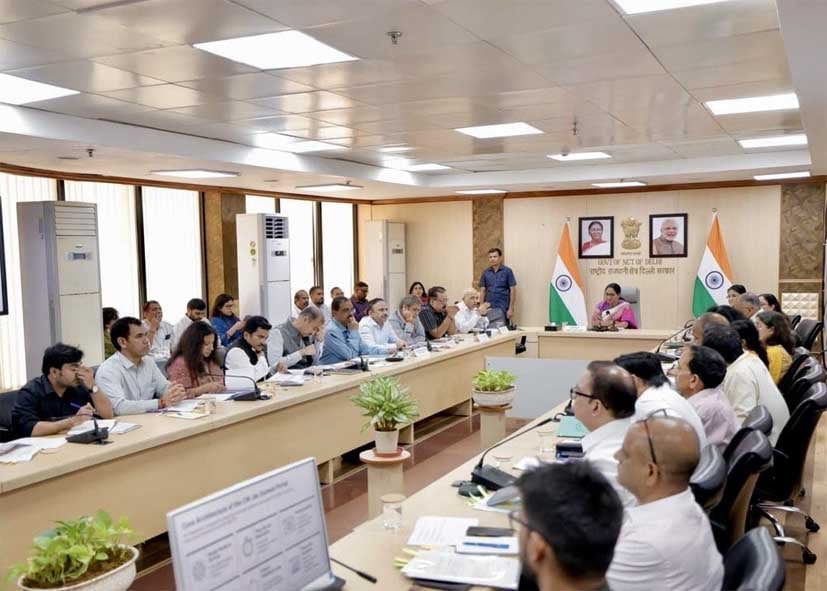 पोस्टरबाजी पर FIR, सरकारी परिसरों की सफाई के लिए CM रेखा ने दिए सख्त निर्देश
