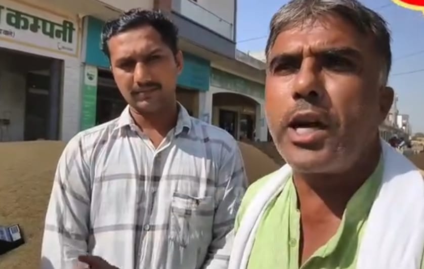 विधायक की दहाड़ निकली फीकी! मंडी पहुंचकर किसान का धान MSP पर खरीदने के दिए थे निर्देश, सप्ताहभर बाद भी नहीं बिकी फसल; कम कीमत पर भी खरीदने को तैयार नहीं, किसान ने हाथ जोड़कर लगाई गुहार