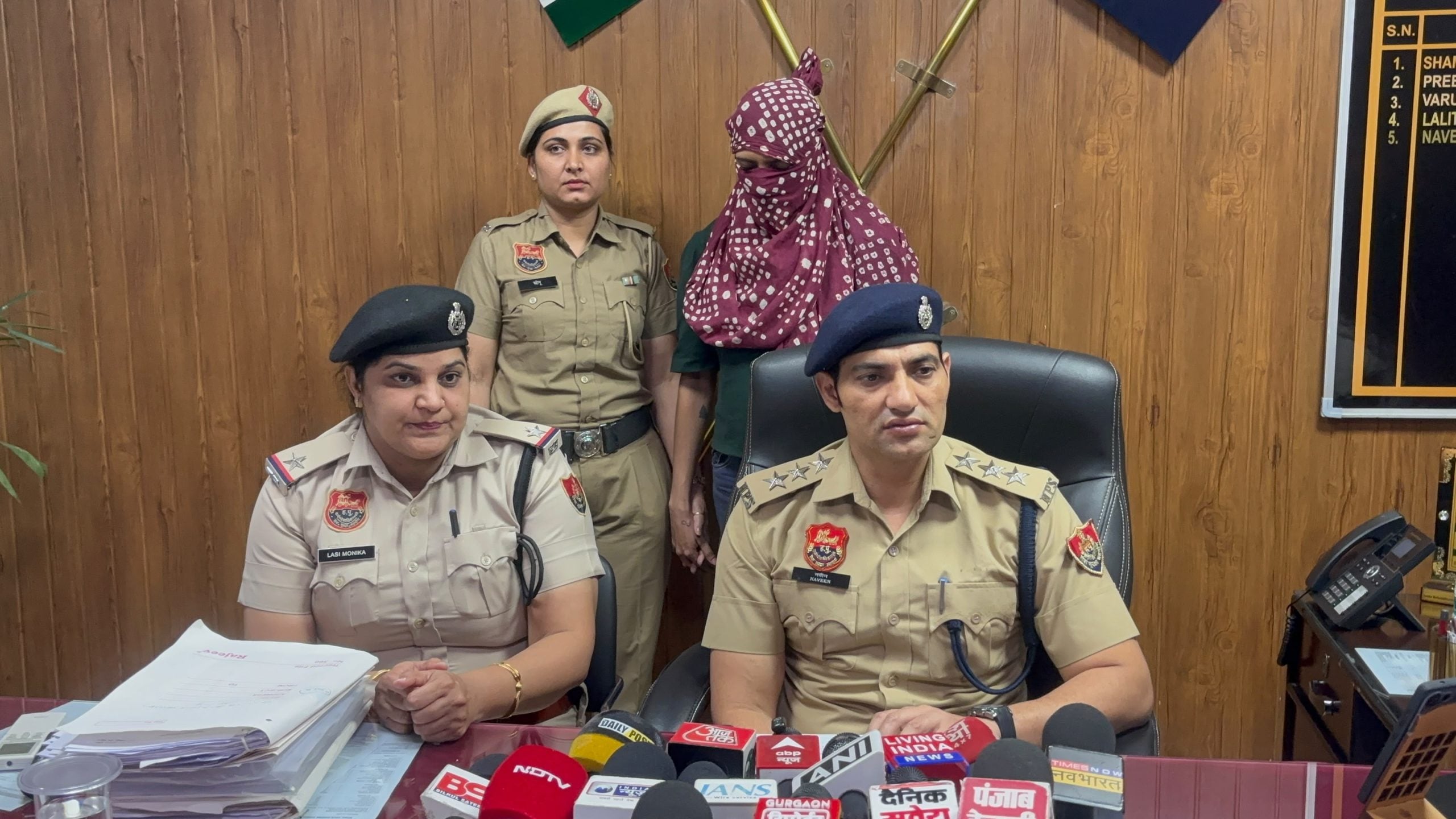 90 लाख लेने के बाद फिर मांगे 50 हजार, कॉफी हाउस पहुंची महिला गिरफ्तार