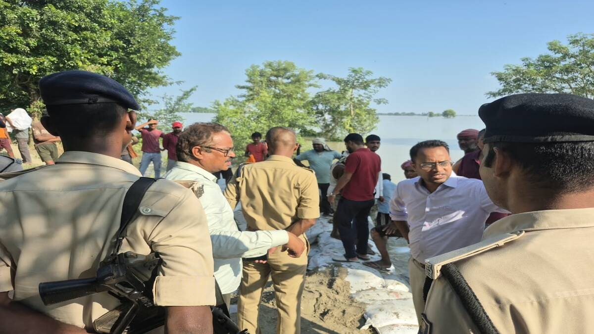 Bihar Floods: सारण में देखते ही देखते नदी में समाया मकान, चंपारण में तटबंध टूटने से खतरे की घंटी!