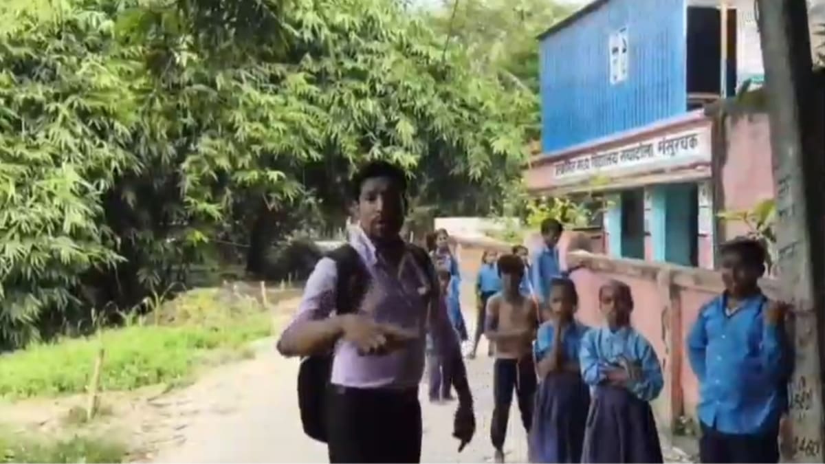 साढ़े 10 बजे आएंगे, जो करना है कर लो, ग्रामीणों से बोले शिक्षक, शिक्षा व्यवस्था पर उठे गंभीर सवाल