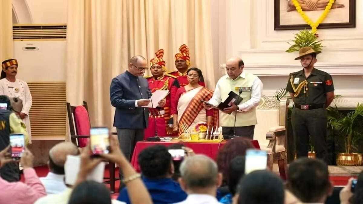 विनय कुमार ने संभाली कमान, बिहार के नए मुख्य सूचना आयुक्त बने पूर्व DGP, राजभवन में ली शपथ