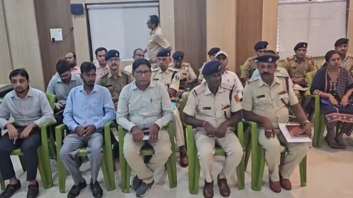 डेहरी में आगामी त्योहारों को लेकर शांति समिति की बैठक, डीएम-एसपी और विधायक रहे मौजूद