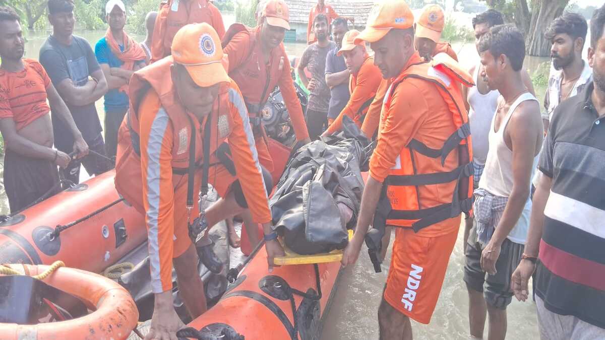सारण में बाढ़ का कहर, तेज धारा में बहने से दो युवकों की मौत, दो को ग्रामीणों ने बचाया