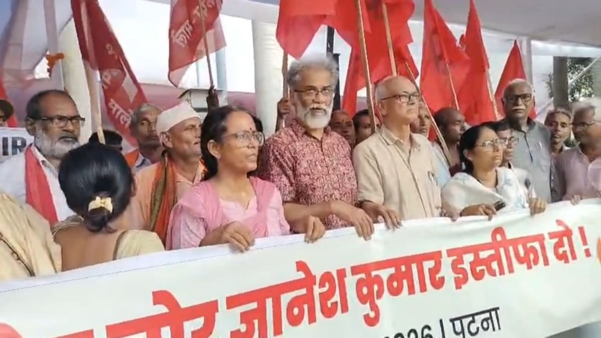 पटना में भाकपा माले का संविधान बचाओ मार्च, वोट चोरी के खिलाफ गूंजे नारे