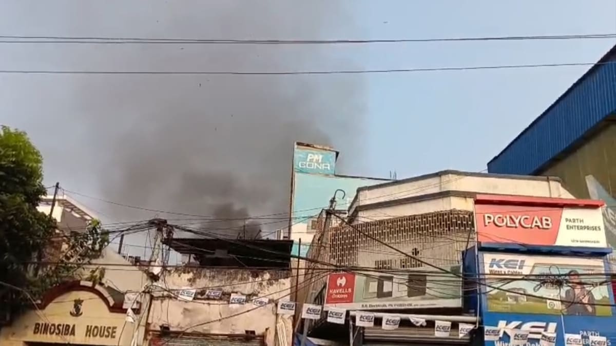 ​पटना जंक्शन के पास मार्केट में भीषण आग, कई दुकानें जलकर खाक, मची अफरा-तफरी