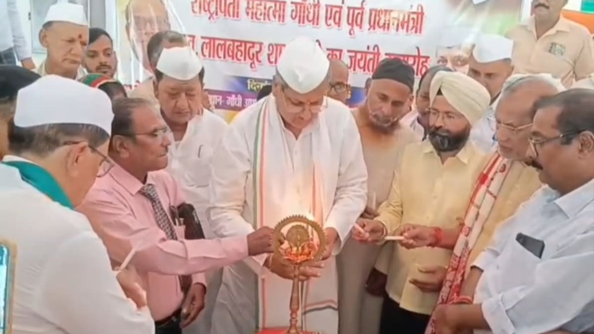 कांग्रेस ने मनाई गांधी जयंती, जिलाध्यक्ष शशिभूषण राय ने केंद्र सरकार पर बोला तीखा हमला