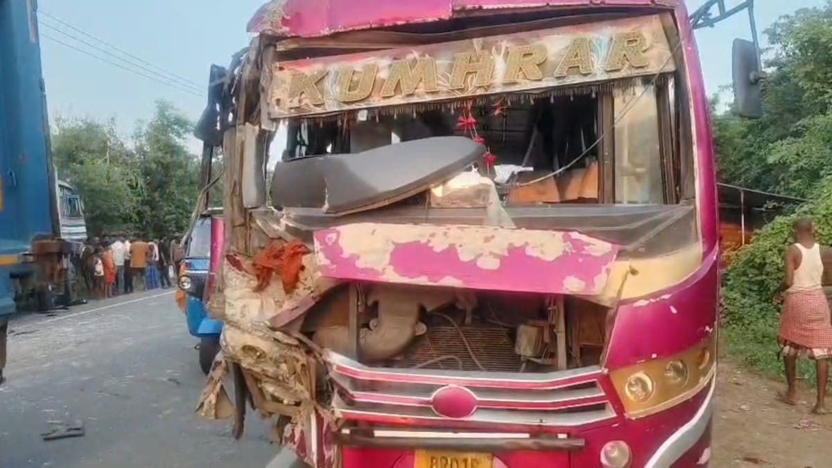 ओवरटेक करने के चक्कर में बस और ट्रक की आमने-सामने जोरदार भिड़ंत, 3 यात्री गंभीर रूप से घायल