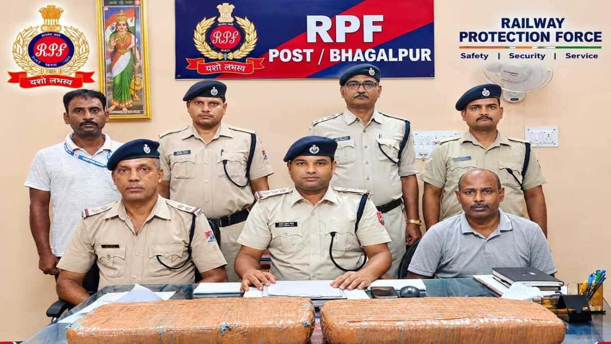 भागलपुर रेलवे स्टेशन पर 16 किलो संदिग्ध गांजा बरामद, तस्करों की तलाश जारी