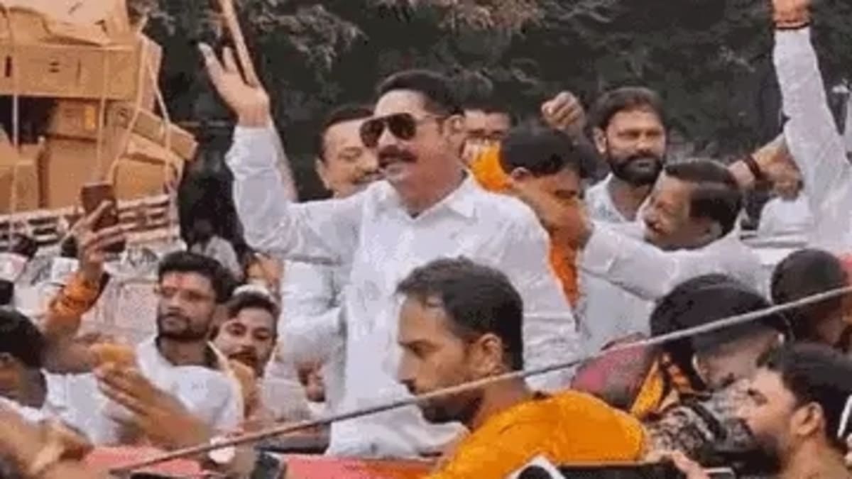 अनंत सिंह का शक्ति प्रदर्शन, जनसुराज उम्मीदवार के समर्थन में निकाला 200 किमी लंबा रोड शो, JDU पर साधा निशाना