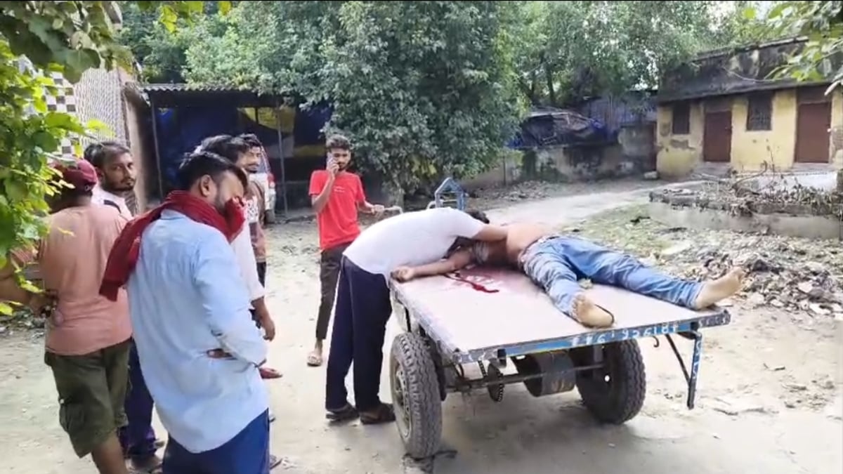 सड़क हादसे में युवक की मौत के बाद जुगाड़ ठेला गाड़ी पर ले जाना पड़ा शव, परिजनों ने किया हंगामा