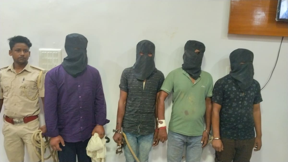 24 घंटे में खुला बाबूबरही लूटकांड, कट्टा, गांजा और 2.36 लाख नकद के साथ चार शातिर गिरफ्तार