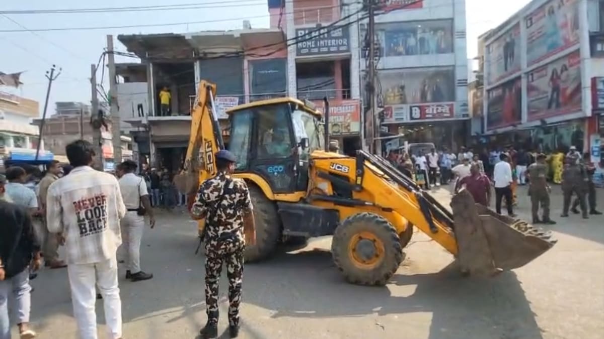 प्रशासन का बुलडोजर एक्शन, अस्पताल और अरवल मोड़ समेत कई प्रमुख जगहों से हटाया गया अवैध कब्जा