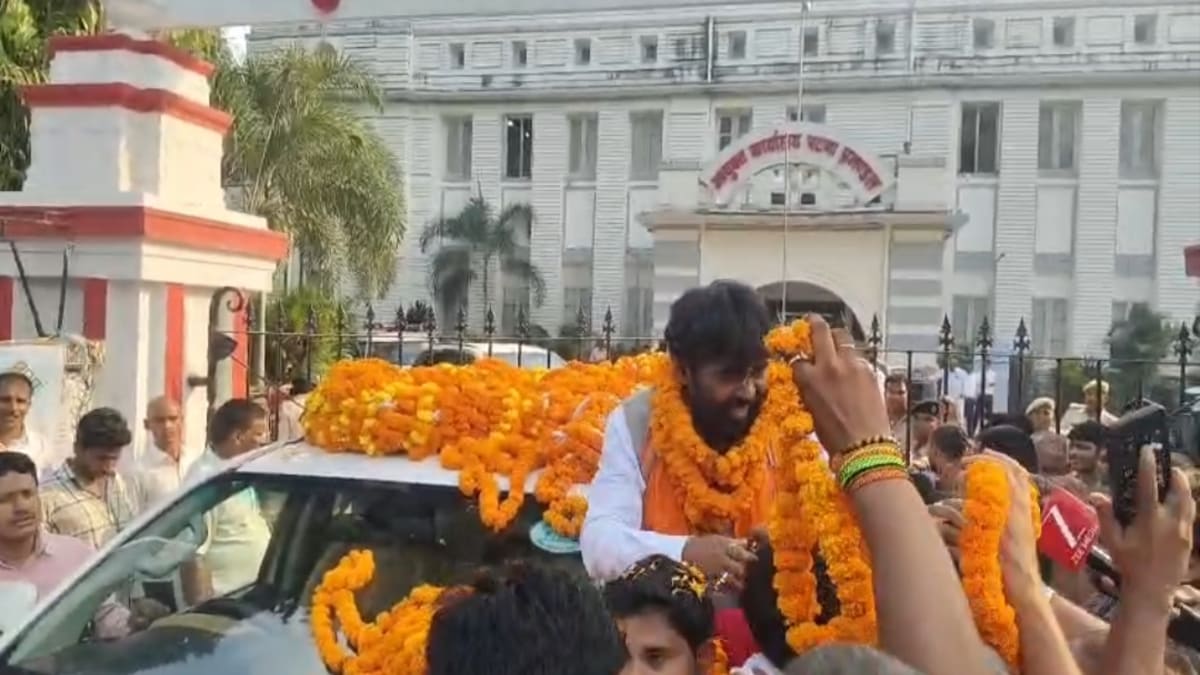 नवल किशोर यादव का शक्ति प्रदर्शन, पटना शिक्षक निर्वाचन क्षेत्र से भरा नामांकन, आठवें वेतनमान का किया बड़ा दावा