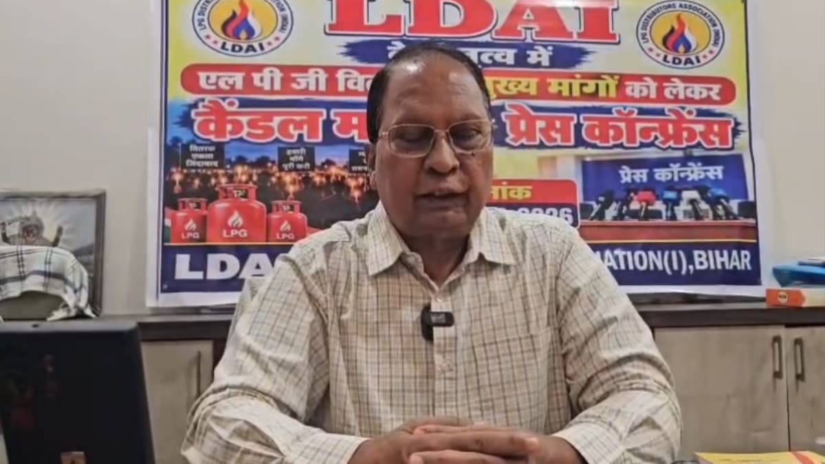 रोहतास के डेहरी में एलपीजी वितरकों का नो मनी-नो इंडेन आंदोलन, कमीशन बढ़ाने की मांग