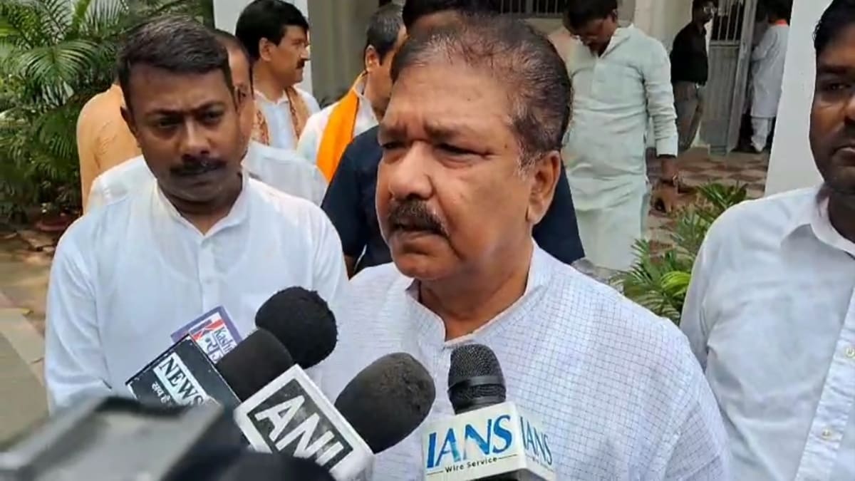 ​विपक्ष पर बरसे मंत्री दिलीप जायसवाल, कहा- अराजकता फैलाने वाले कॉकरोच की तरह भागेंगे