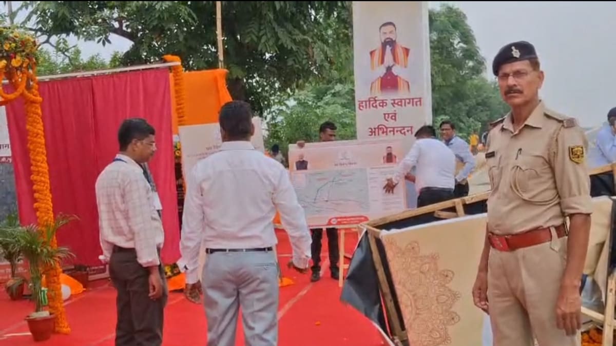 सासाराम में तेज हवाओं ने उड़ाया सीएम के स्वागत का गेट, मलबे के नीचे आने से बचे जवान