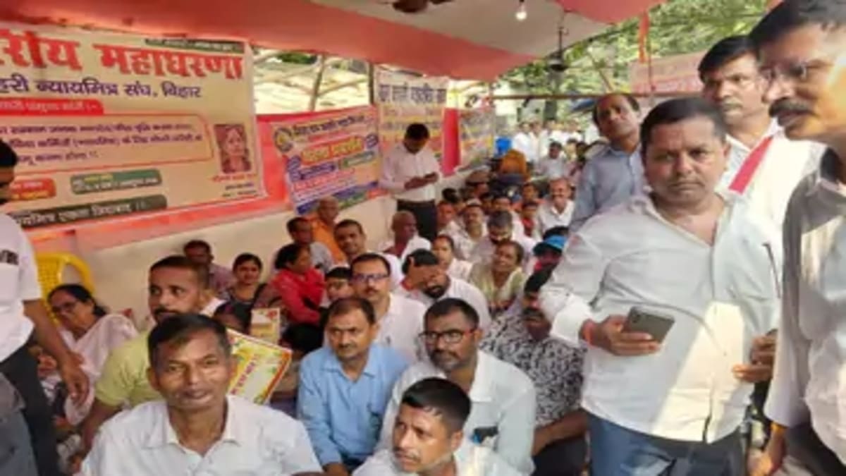 ग्राम कचहरी न्याय मित्रों का गर्दनीबाग में तीन दिवसीय धरना, मानदेय बढ़ाने की मांग