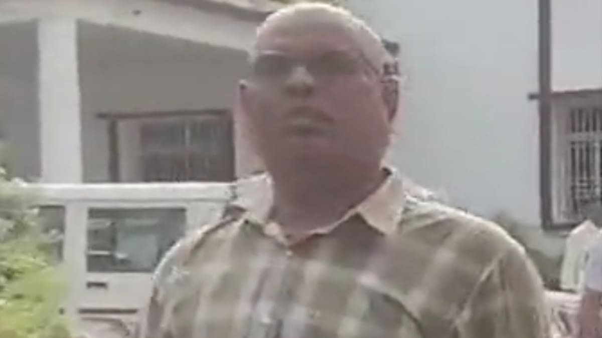 25 हजार घूस लेते GST असिस्टेंट कमिश्नर और ऑपरेटर रंगे हाथ गिरफ्तार, खिड़की से फेंके नोट