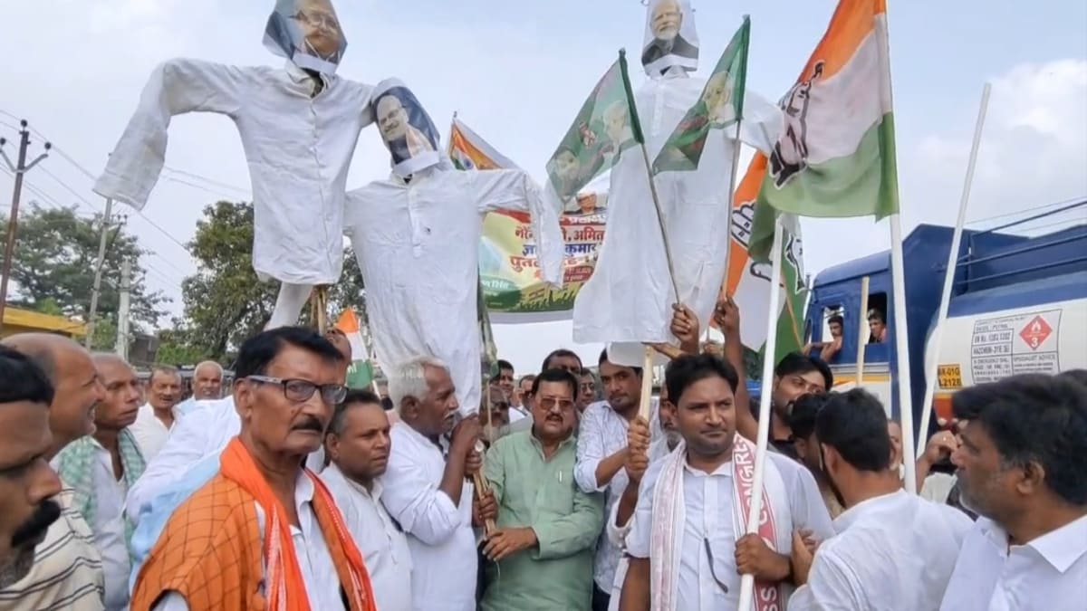 सुगौली में इंडिया गठबंधन का जोरदार प्रदर्शन, चुनाव आयोग और केंद्र सरकार के खिलाफ पुतला दहन