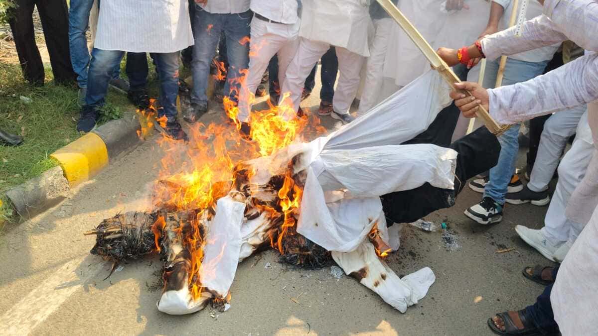 पटना में राजद कार्यालय के बाहर पीएम मोदी, अमित शाह और CEC ज्ञानेश कुमार का पुतला लेकर  प्रदर्शनकारियों ने लगाए नारे