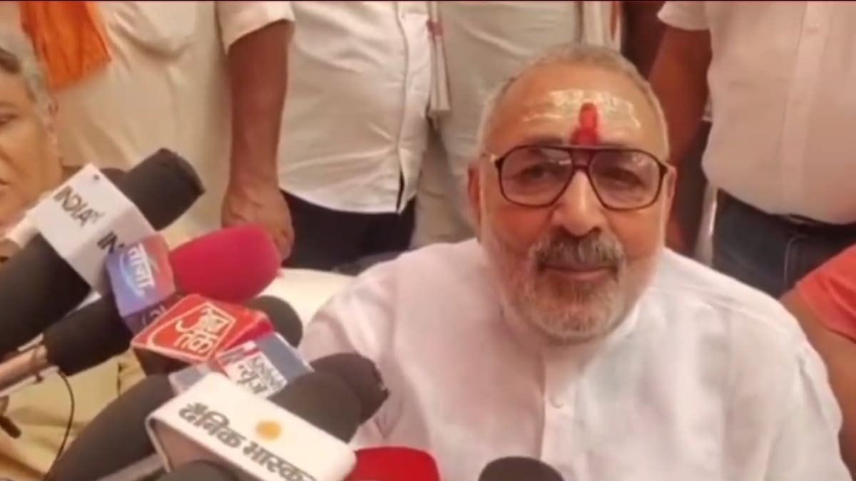गिरिराज सिंह बोले- कौवा कान ले गया तो पहले अपना कान देखें, SIR और यूजीसी विवाद पर घेरा