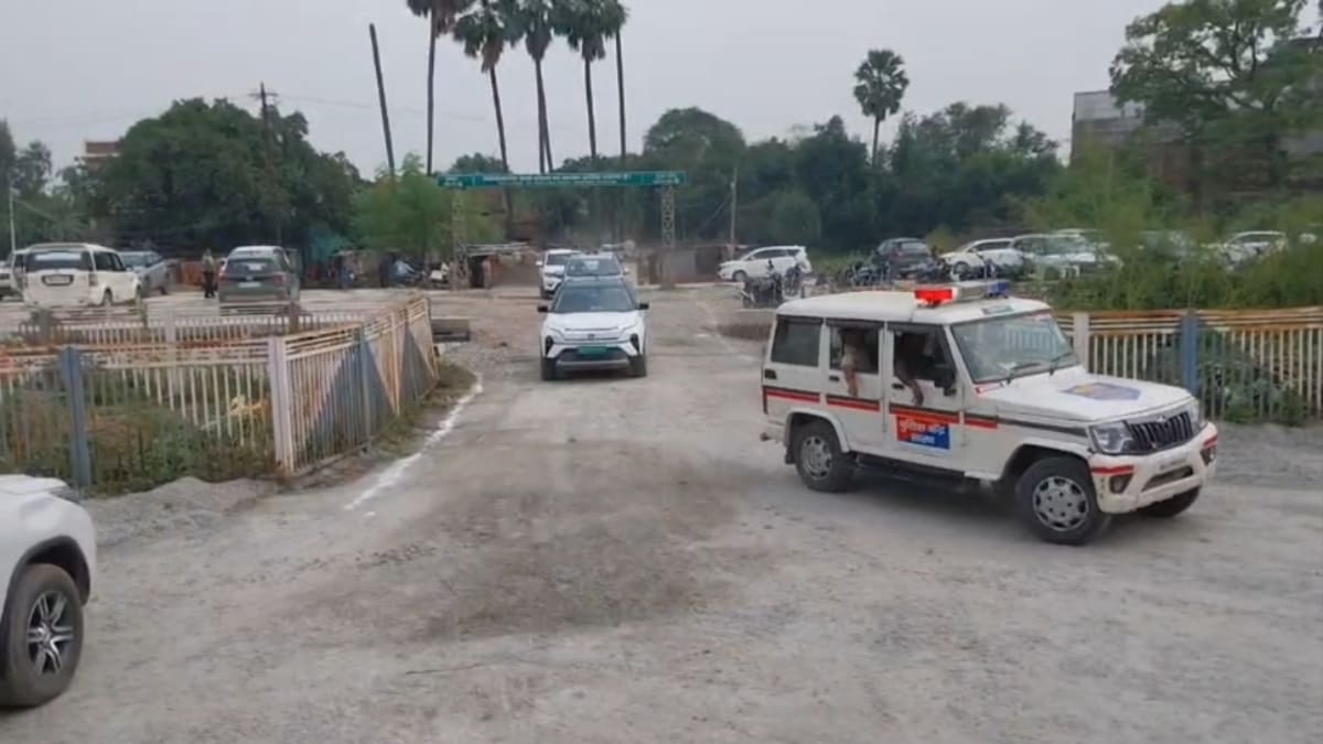 पूर्वोत्तर रेलवे के GM-DRM ने किया एकमा और महाराजगंज स्टेशन का दौरा, विकास कार्यों का लिया जायजा