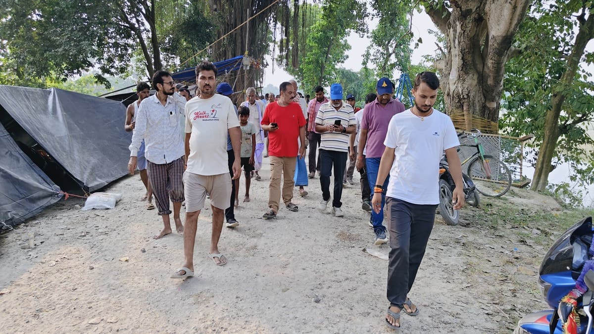 गंडक विभाग के अधिकारियों को ग्रामीणों ने खदेड़ा, बालू से मरम्मत का विरोध, मिट्टी से काम की मांग