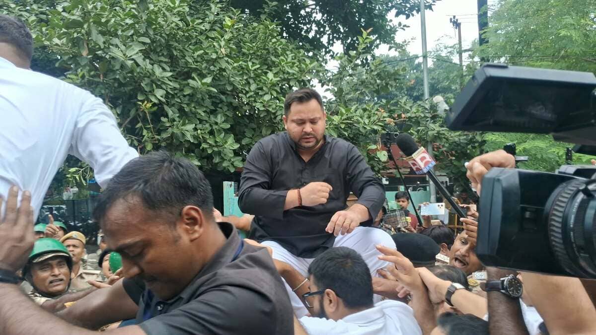 महागठबंधन का पटना में लोकभवन मार्च शुरू, तेजस्वी ने कार्यकर्ता के साथ तोड़ी बैरिकेटिंग
