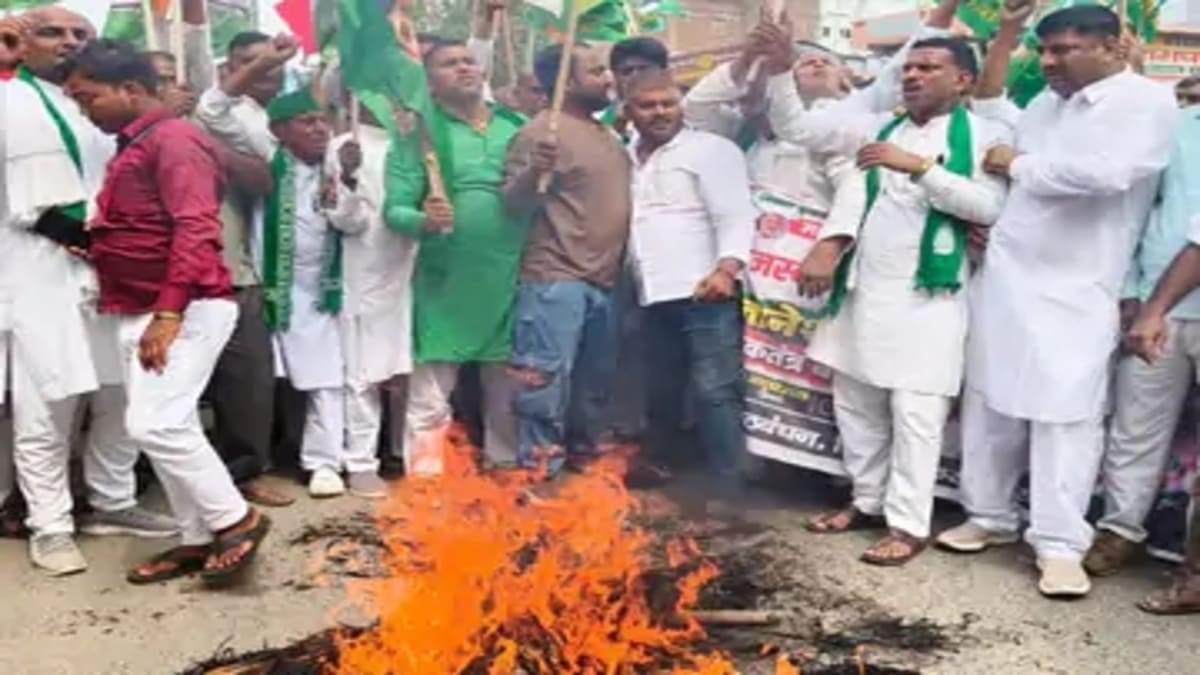 वोटर लिस्ट में धांधली पर फूटा गुस्सा, मोदी-शाह और CEC का पुतला फूंक INDIA गठबंधन ने दी खुली चेतावनी!