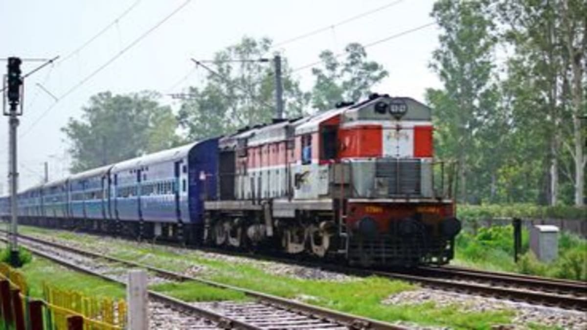 गोरखपुर-गोंडा रेलखंड पर ब्लॉक, ऑटोमेटिक सिग्नलिंग के चक्कर में 19 ट्रेनें डायवर्ट, सफर पर निकलने से पहले चेक करें नई लिस्ट!