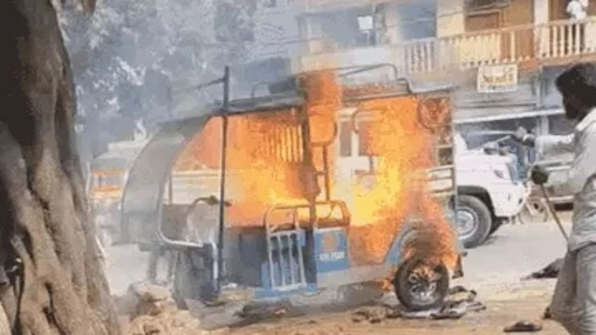 जमुई में चलती ई-रिक्शा की बैटरी फटी, दो छात्राएं झुलसीं, एक की हालत गंभीर