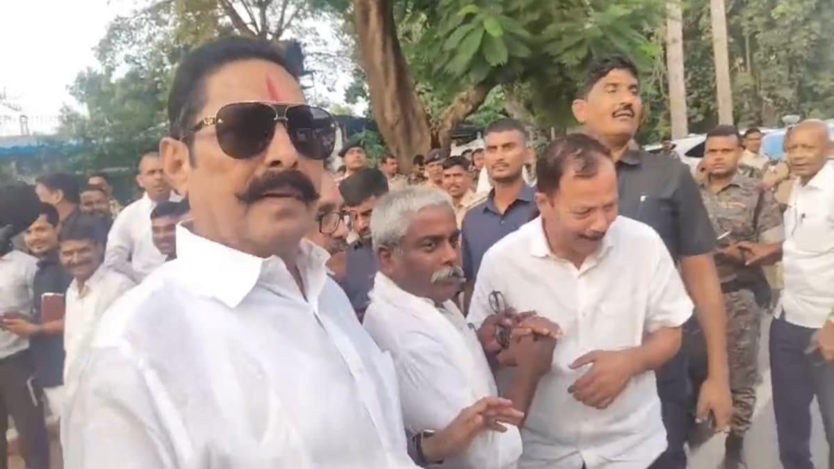 सीएम आवास की बैठक के बाद अनंत सिंह के दिखे बगावती तेवर, नीरज कुमार को हराने का किया ऐलान