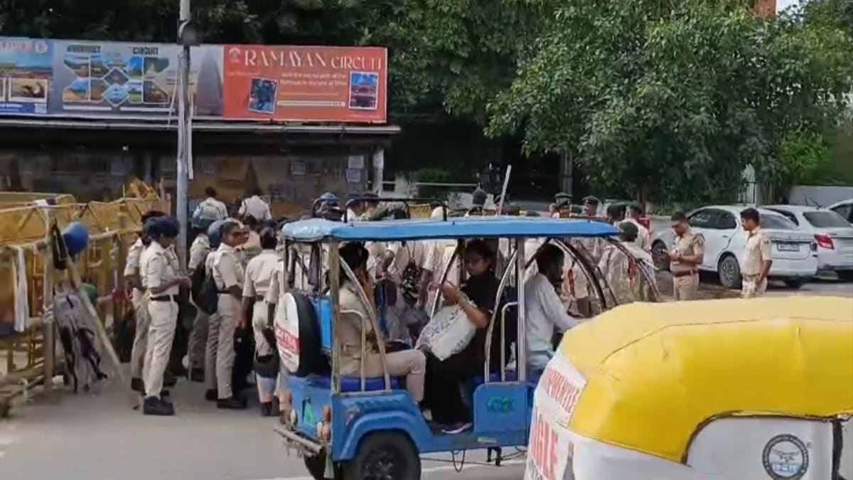 CJP Protest: कॉकरोच जनता पार्टी के प्रदर्शन को लेकर दिल्ली से पटना तक सुरक्षा सख्त, 4 प्रीमियम ट्रेनें रद्द