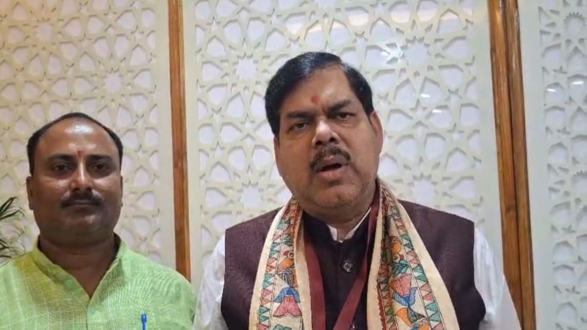 बदहाल है सासाराम का यह मॉडल स्कूल, बेंच-डेस्क की किल्लत के बीच शिक्षा मंत्री के वादों से जगी उम्मीद!