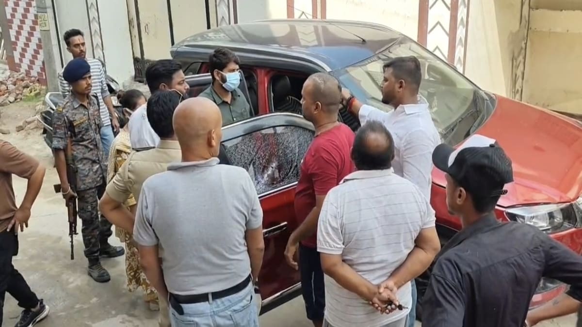 पूर्व वार्ड पार्षद के घर पर ताबड़तोड़ फायरिंग, 25 लाख की रंगदारी मांगी, जान से मारने की दी धमकी