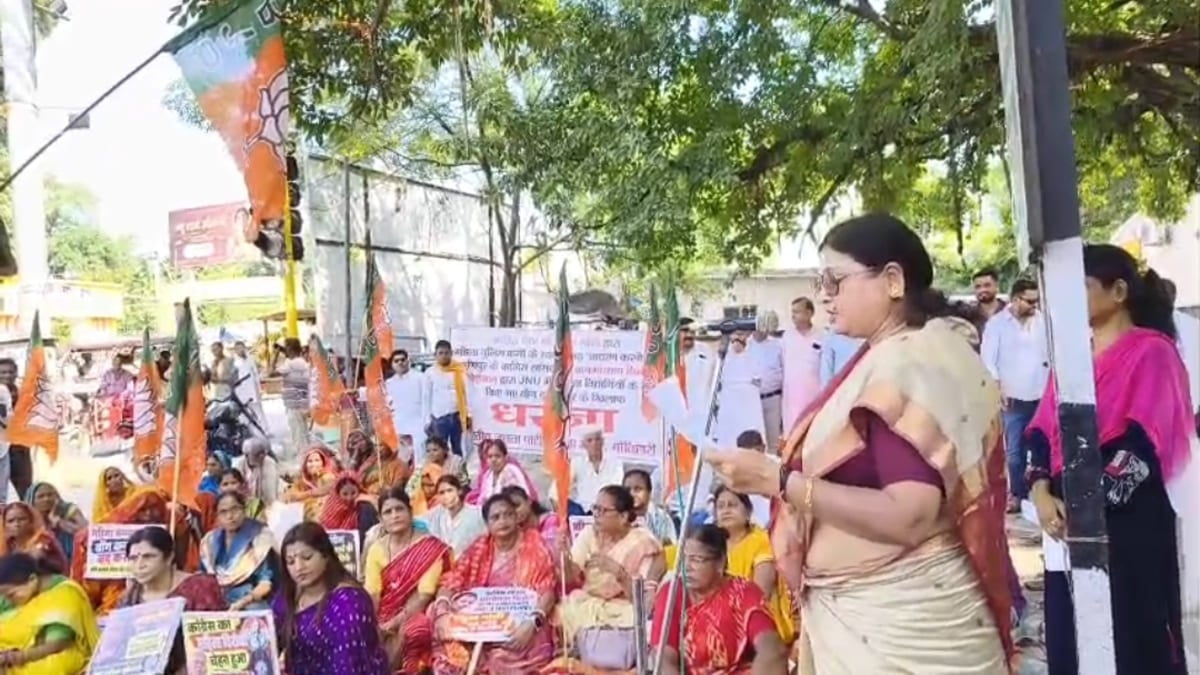 राहुल गांधी और कांग्रेस सांसद के खिलाफ सड़कों पर उतरीं बीजेपी महिला कार्यकर्ता