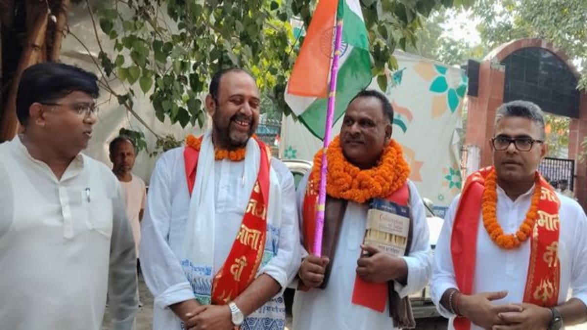 राष्ट्रीय लोक मोर्चा में बड़ी फूट, रामपुकार सिन्हा 6 साल के लिए निष्कासित, तीन बागी विधायकों ने बढ़ाई उपेंद्र कुशवाहा की मुश्किलें