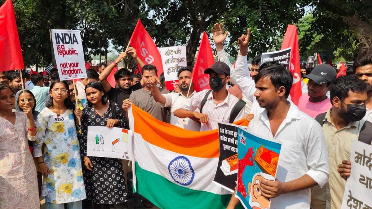 पटना में चुनाव आयोग और SIR के खिलाफ छात्रों का प्रदर्शन, वोट चोर-गद्दी छोड़, ज्ञानू को भेजो जेल के नारे