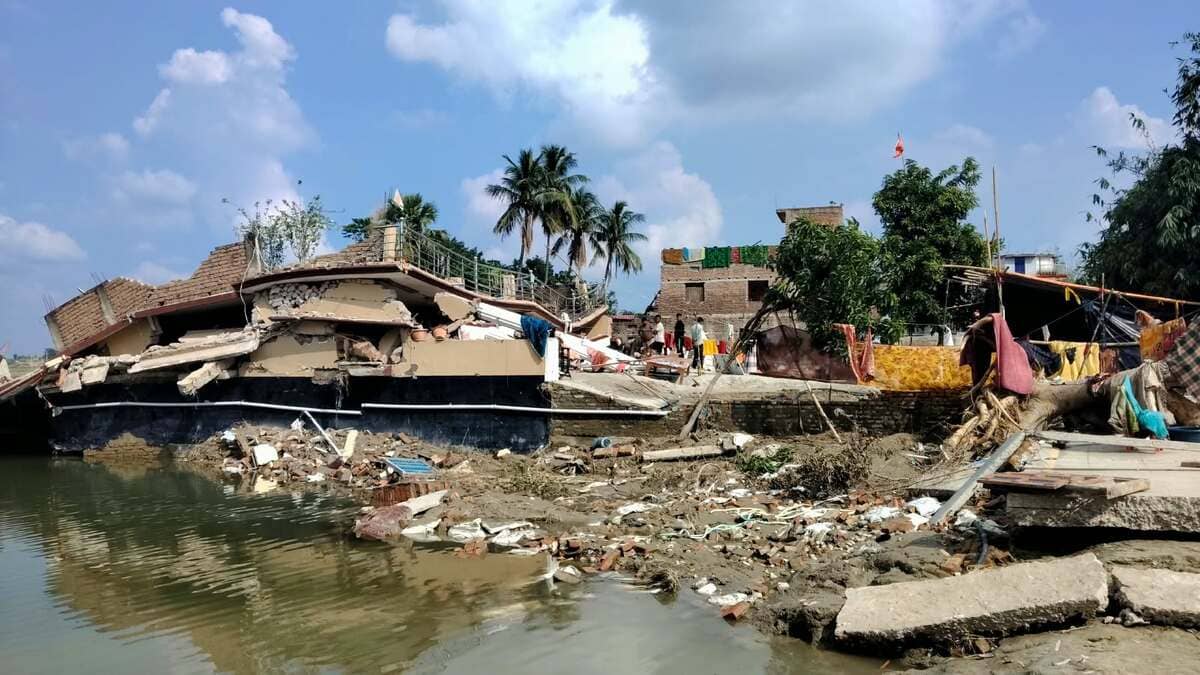 बाढ़ का पानी घटते ही गहराया जिंदगी का संकट, तटबंध टूटने से बने टापू, प्रशासनिक राहत के बीच अब भी कटे हैं कई गांव