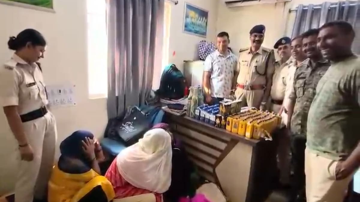 पटना जंक्शन पर तीन महिलाओं समेत 15 तस्कर गिरफ्तार, 500 लीटर शराब बरामद