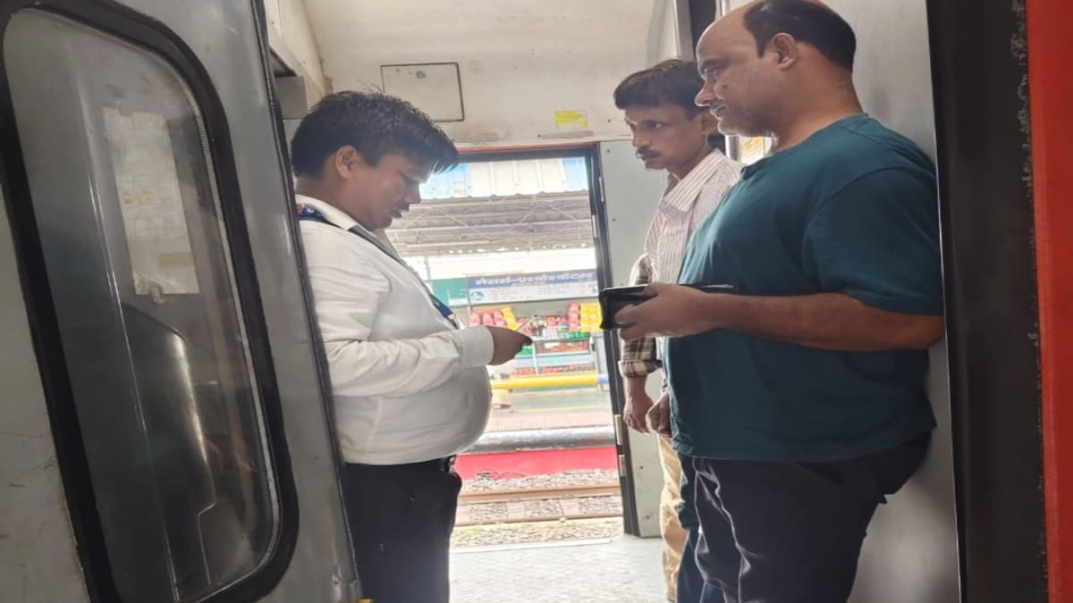 सोनपुर मंडल का मेगा टिकट चेकिंग अभियान जारी, रेलवे ने वसूला लाखों का जुर्माना
