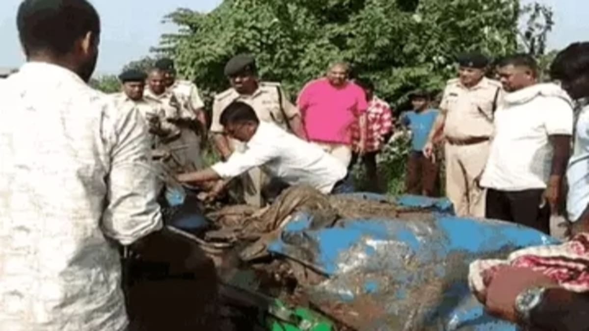 बालू लदा ट्रक ऑटो पर पलटा, ब्यूटीशियन का कोर्स सीखने जा रही नाबालिग समेत दो की मौत