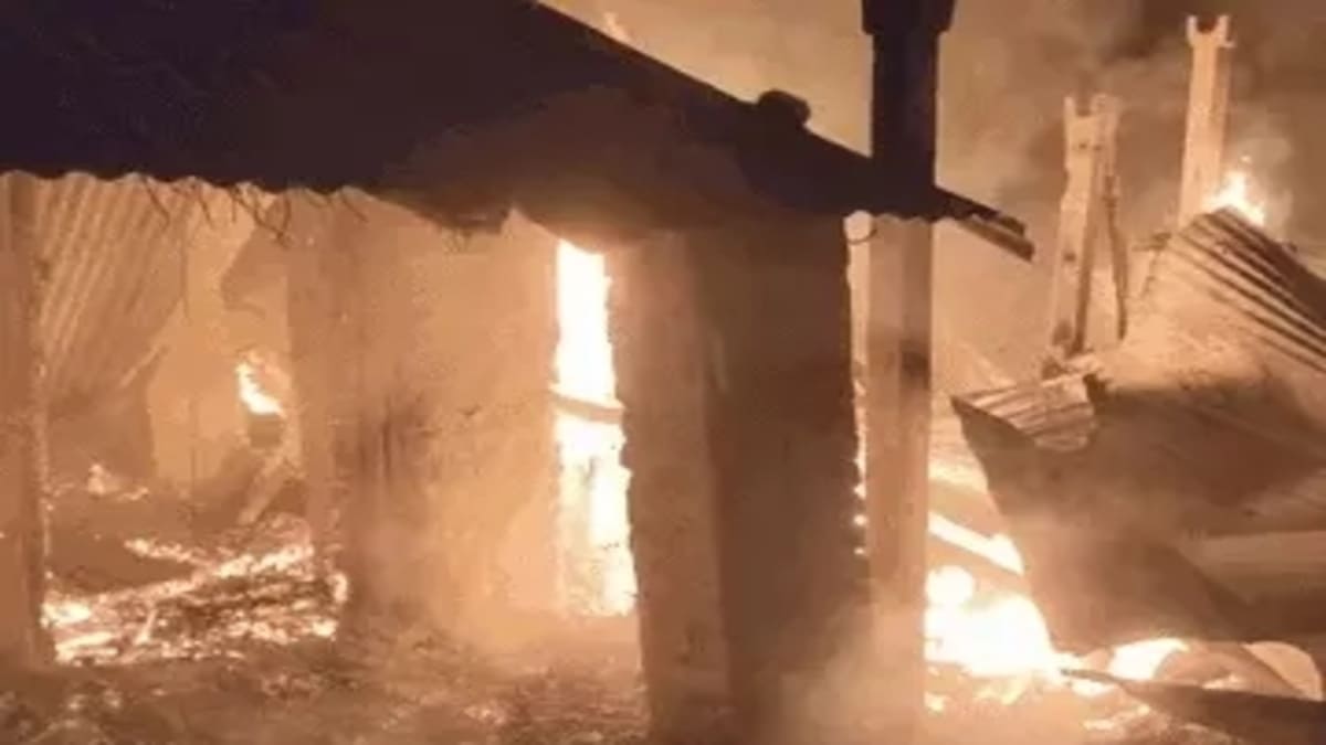 मुजफ्फरपुर के बंदरा में देर रात भीषण अगलगी, चूल्हे की चिंगारी से 6 मकान जलकर खाक, लाखों की संपत्ति नष्ट