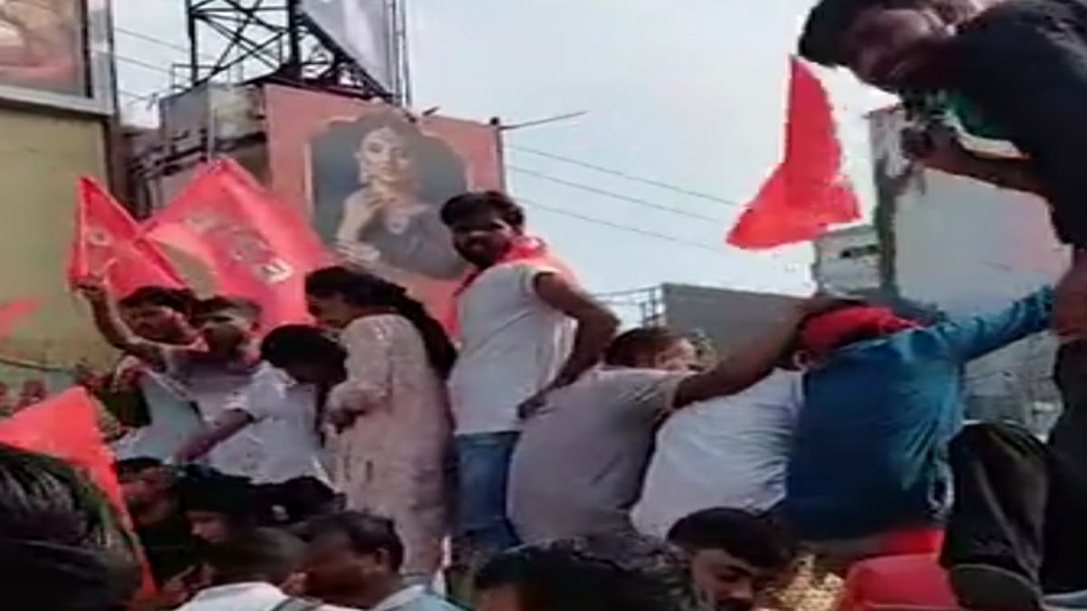 गांधी मैदान से लोकभवन तक मार्च, बैरिकेडिंग तोड़कर भागे प्रदर्शनकारी, 1 घंटे तक सड़क जाम कर नारेबाजी