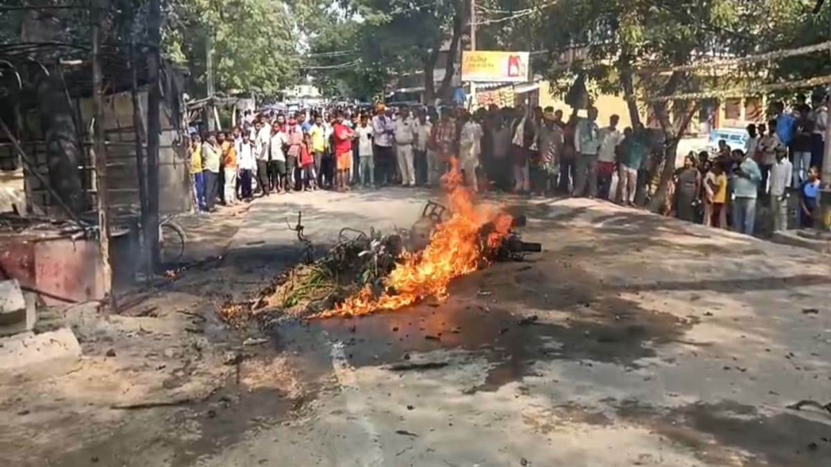 पेट्रोल से भड़की भीषण आग, दो बाइक, टोटो और लिट्टी-चोखा की दुकान जलकर राख