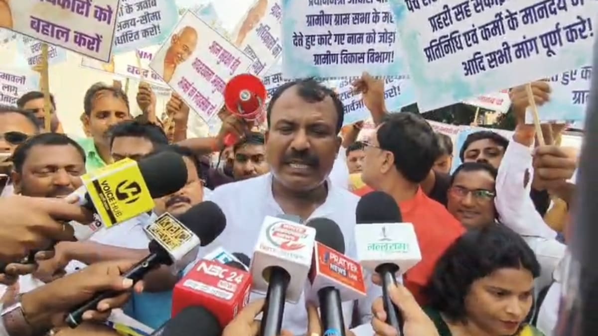 14 सूत्री मांगों को लेकर सड़क पर उतरे पंचायत प्रतिनिधि, मंत्री दीपक प्रकाश का किया घेराव