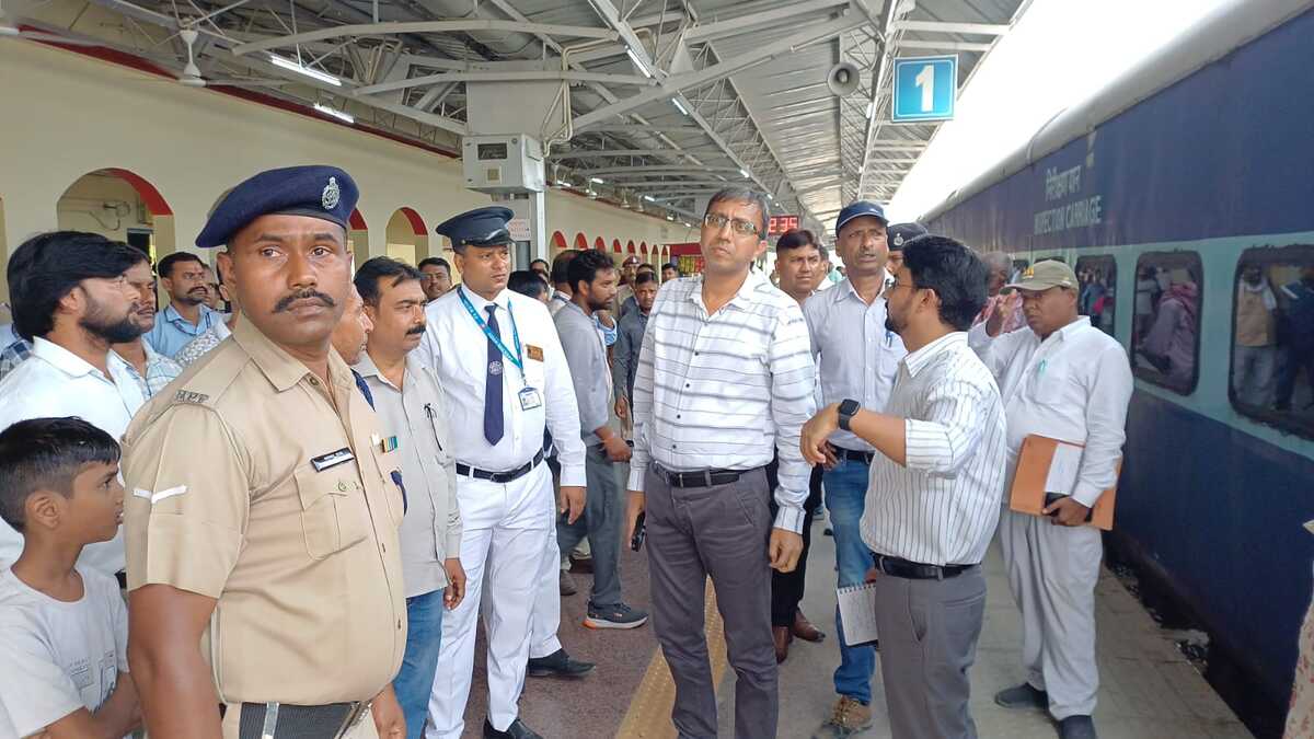 मशरक जंक्शन का DRM ने किया गहन निरीक्षण, अमृत भारत योजना के कार्यों को समय पर पूरा करने का दिया निर्देश